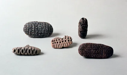Vorgeschichte: verschiedene Pintaderas (Siegel) aus neolithischer Terrakotta aus der Caverna Delle Arene in Candide (Ligurien). Pegli, Museo Villa Pallavicini