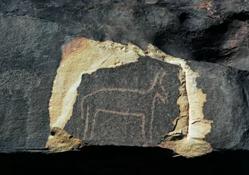 Vorgeschichte, Felskunst: Grabfelsen mit Darstellung einer Antilope. Steinzeit 5000-2000 v. Chr. Taghit, Hochplateau von Hoggar (Ahaggar), Algerien