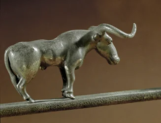 Prähistorie: Silberstierstatue aus dem Grab von Maikop (Kaukasus). 3000-2500 v. Chr.