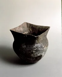 Vorgeschichte: Terrakottavase mit quadratischer Öffnung aus dem Neolithikum aus der Caverna Delle Arene in Candide (Ligurien). Pegli, Museo Villa Pallavicini