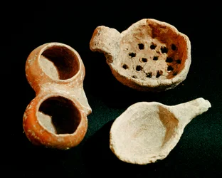 Vorgeschichte: verschiedenes Tafelgeschirr und Zubehör (Sieb, Topf). Apennin-Kultur (oder italienische Bronzezeit). 1400-1300 v. Chr. Perugia, Archäologisches Nationalmuseum von Umbrien