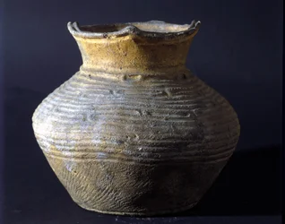 Terrakotta-Topf aus der Jomon-Periode (Periode der Vorgeschichte in Japan). Rom, Nationalmuseum für Orientalische Kunst