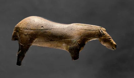 Das Pferd von Lourdes. Elfenbeinfigur aus der Höhle von Espélugues. Jungpaläolithikum