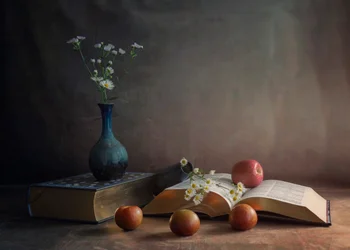 Gänseblümchen, Bücher und Äpfel