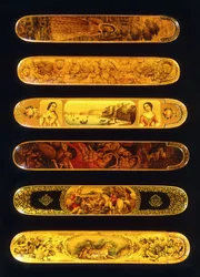 Sechs polychrome Lack-Qalamdans aus Pappmaché