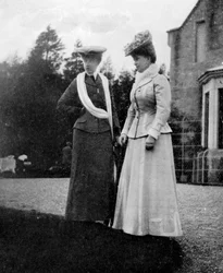 Mary von Teck 1867-1953, Prinzessin von Wales, mit der Herzogin von Aosta, 1908