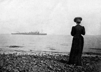Die Kaiserin Maria Feodorovna betrachtet ein dänisches Marineschiff vor Hvidovre, Dänemark