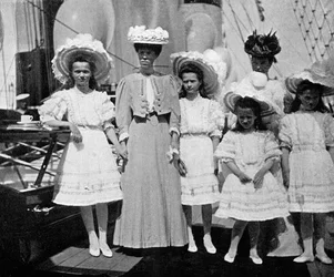 Die Mutter, die Schwester und die Kinder des russischen Zaren Nikolaus II. 1868-1918, 1908.