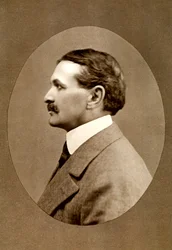 Robert Smythe Hichens, englischer Journalist und Romanautor, 1908