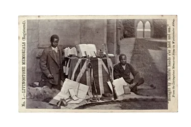 James Chuma und Abdullah Susi mit David Livingstone-Artefakten, Newstead Abbey, England, Juni 1874