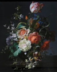 Blumen in einer Glasvase mit einer Tulpe