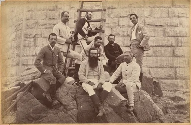 Leitende Mitarbeiter der Herren Glover & Co. an der Sindh-Brücke (Vorderseite, oben)