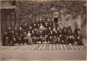 Schüler aus der Mittelschicht und Mitarbeiter der Bishop Cotton School, Shimla (Rückseite)
