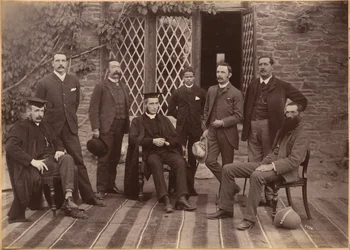 Schulleiter und Lehrer der Bishop Cotton School, Shimla (Vorderseite)
