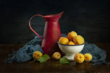 Stillleben mit apricotfarbener Kanne