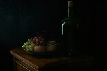 Stimmungsvolle Trauben und Flasche