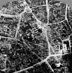 Luftaufnahme der Ruinen der Stadt und Basilika von Albert, Frankreich, Erster Weltkrieg