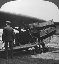 Gepanzertes deutsches Flugzeug, das die alliierten Schützengräben angriff, Erster Weltkrieg, ca. 1914-1918