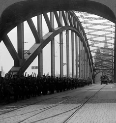 Britische Truppen überqueren die Brücke über den Rhein, Köln, Deutschland, 1918-1926