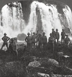 Britische Truppen erfrischen sich an einem Wasserfall, Afrika, Erster Weltkrieg, ca. 1914-ca. 1918