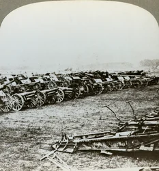 Hunderte von deutschen Kanonen erbeutet bei Couralette, Frankreich, Schlacht an der Somme, Erster Weltkrieg, 1916