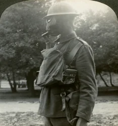 Infanterie mit den neuesten Gasmasken und Stahlhelmen, Erster Weltkrieg, 1915-1918