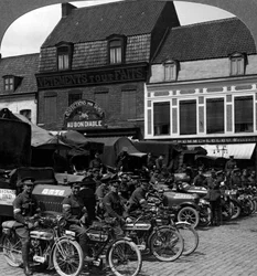 Lastwagen und Motorräder des Indischen Armeekorps, Merville, Frankreich, Erster Weltkrieg, 1914-1918