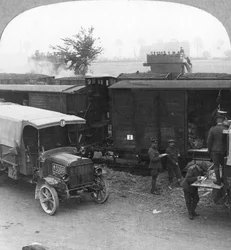 Truppen und Nachschub werden von einem Eisenbahnknotenpunkt an die Frontlinie gebracht, Erster Weltkrieg, ca. 1914-1918
