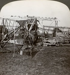 Wrack eines deutschen Bombers, der versuchte, die Luftverteidigung zu durchbrechen, Erster Weltkrieg, 1914-1918