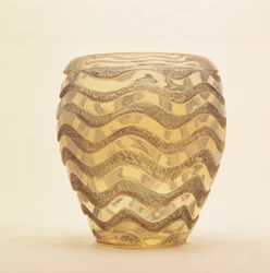 Schwere, formgepresste Vase mit Wellenmuster in poliertem Relief, um 1902