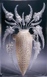 Vase Veronique; eine von einem Paar geformter Glasapplikationen