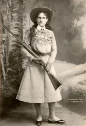 Annie Oakley mit einem Gewehr