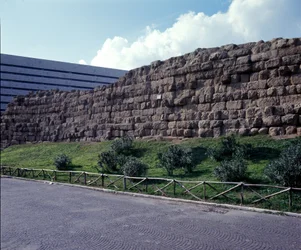 Antikes Rom, archaische Periode: Blick auf die Ruinen der Servianischen Mauer, erstes Gehege der Stadt Rom, gebaut unter König Servius Tullius. 6. Jahrhundert v. Chr.