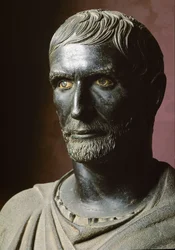 Büste des Brutus (Kapitolinischer Brutus) - Bronzeskulptur. 300 v. Chr., Maße 79 cm - Rom, Kapitolinische Museen, Palazzo dei Conservatori, Sala dei Trionfi - Büste des Lucius Junius Brutus, bekannt als Kapitolinischer Brutus - Bronzeskulptur
