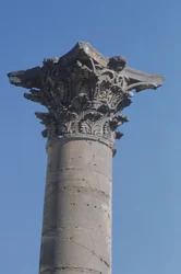 Säule mit korinthischem Kapitell aus dem Nymphäum, römisch, 2. Jahrhundert