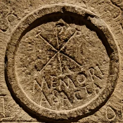 (Detail) von einem Altarstein, der eine Abkürzung für den Namen Jesu Christi darstellt, Nordafrika, ca. 4. Jahrhundert n. Chr.