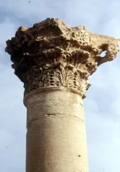 Detail einer korinthischen Säule und eines Kapitells, römisch, 2. Jahrhundert