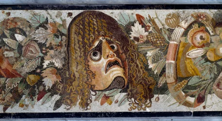 Girlande mit Maske, Blättern und Früchten. Detail. Mosaik aus dem Haus des Fauns in Pompeji, 2. Jahrhundert v. Chr. Dim: 280 x 49 cm. Museo Nazionale Archeologico, Neapel - Römische Kunst: Girlande mit tragischer Maske, Blättern und Früchten. Detail. Mosai