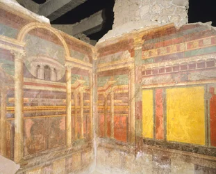 Fresken im zweiten pompejanischen Stil, die falsche Architektur darstellen