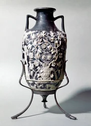 Kleine Amphore, genannt Blaue Vase, zeigt eine dionysische Szene