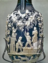 Kleine Amphore, genannt blauer Krug, zeigt Eros bei der Weinlese