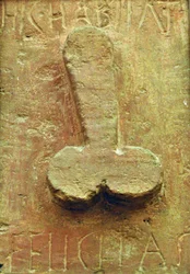 Plakette mit einem von der lateinischen Inschrift „Hic habitat felicitas“ umgebenen Phallus