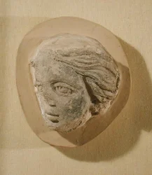 Relief, das den Kopf einer Frau darstellt, aus Tunesien