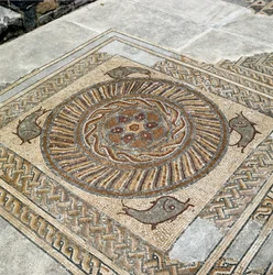 Überreste der Mosaiken der römischen Stadt