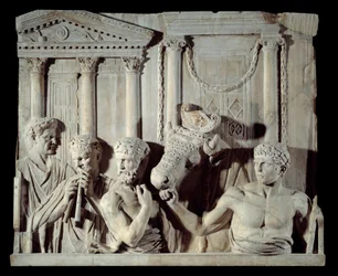 Römische Kunst der Antike: Fragment eines Architekturreliefs: Vorbereitung eines Opfers. Marmorskulptur aus Rom