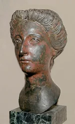Römische Kunst: Bronzebüste einer Frau im Stil der Antoninen