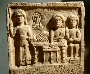 Römisches Basrelief, das ein Begräbnismahl darstellt, aus der antiken Stadt Trimontium, heute Plowdiw, Bulgarien