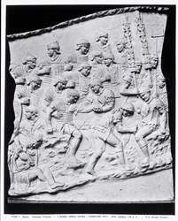 Römische Soldaten behandeln die Verwundeten, ein Abguss von Trajanssäule, 113 n. Chr.