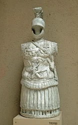 Römische Kunst: Trophäe von Waffen in Form einer Parade-Rüstung eines römischen Soldaten aus dem 1. Jahrhundert v. Chr. Rom, Museo della Civiltà Romana