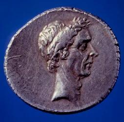Römische Kunst: Münze mit dem Abbild von Julius Caesar (100-44 v. Chr.) - Paris, BN